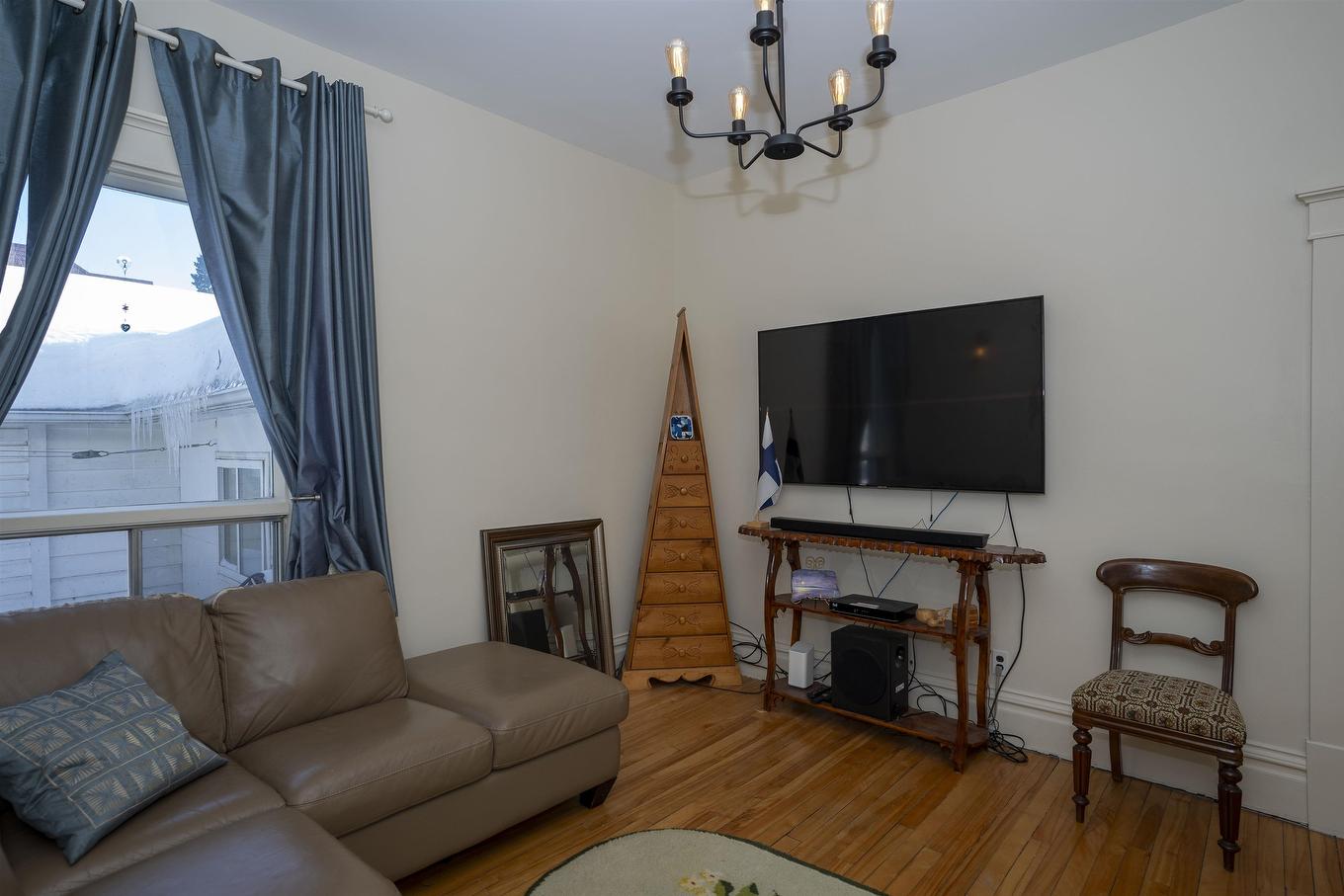 43 Summit Avenue, Thunder Bay, ON - Indoor Photo Showing Living Room