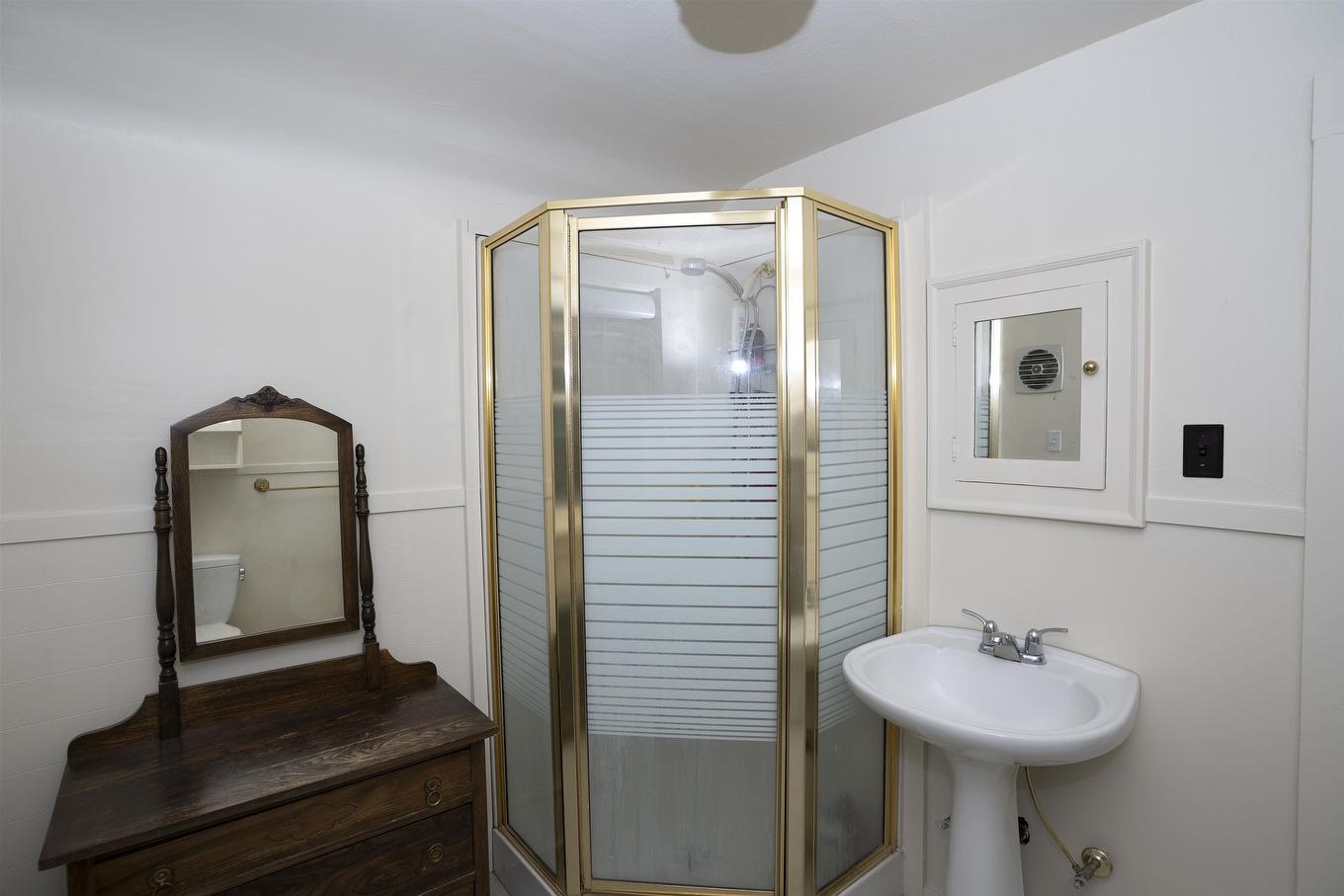 43 Summit Avenue, Thunder Bay, ON - Indoor Photo Showing Bathroom