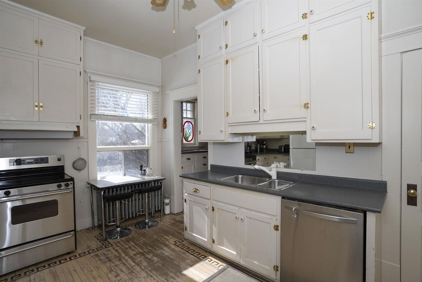 43 Summit Avenue, Thunder Bay, ON - Indoor Photo Showing Kitchen With Double Sink