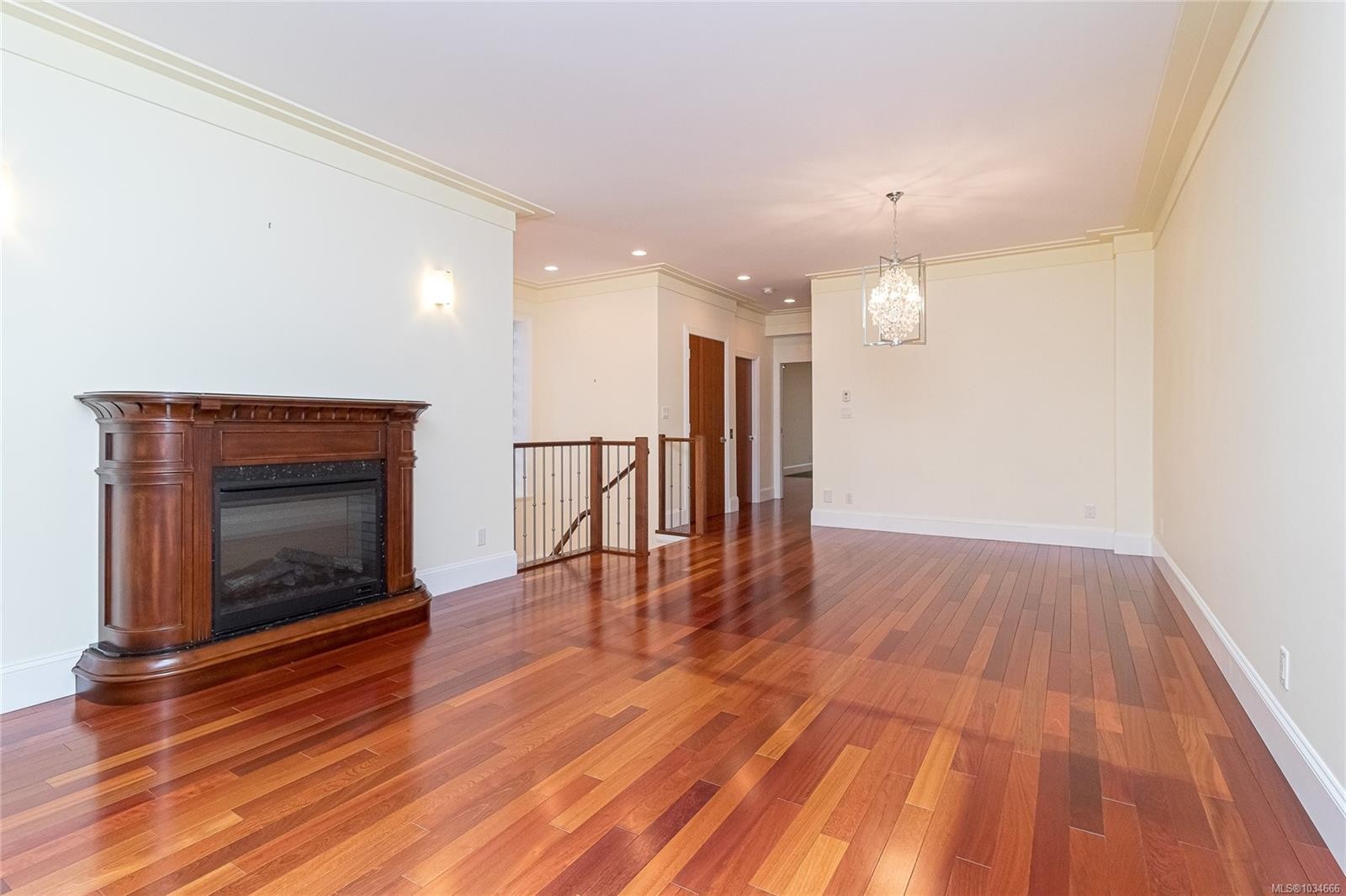 A-9708 Third St, Sidney, BC - Indoor Photo Showing Other Room