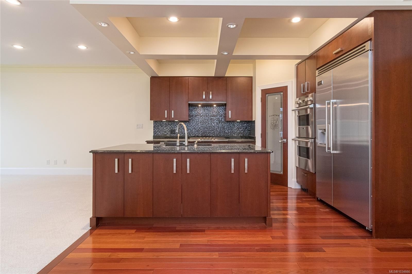 A-9708 Third St, Sidney, BC - Indoor Photo Showing Kitchen