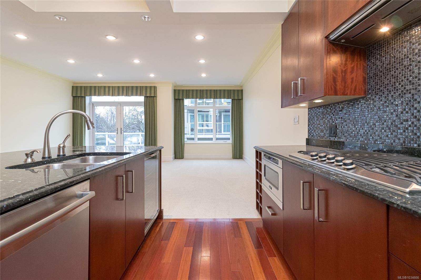 A-9708 Third St, Sidney, BC - Indoor Photo Showing Kitchen