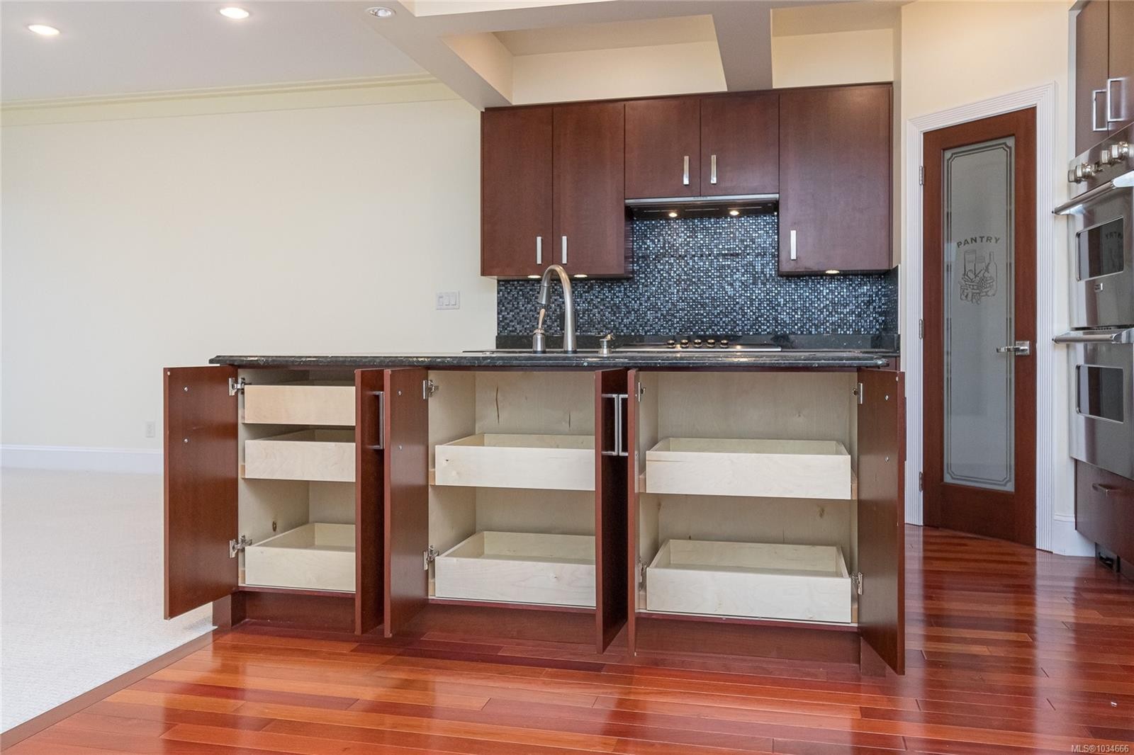 A-9708 Third St, Sidney, BC - Indoor