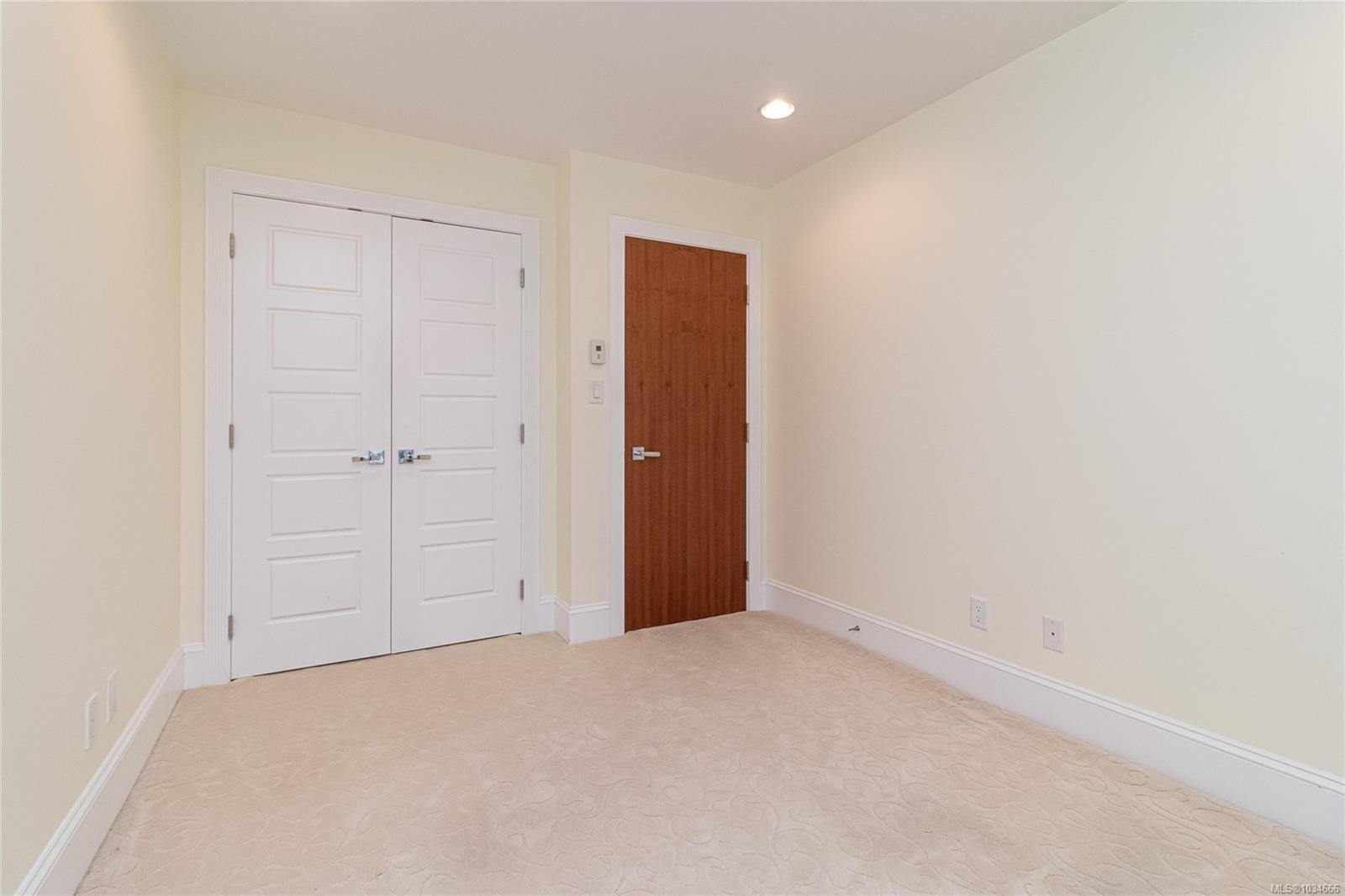 A-9708 Third St, Sidney, BC - Indoor Photo Showing Bedroom