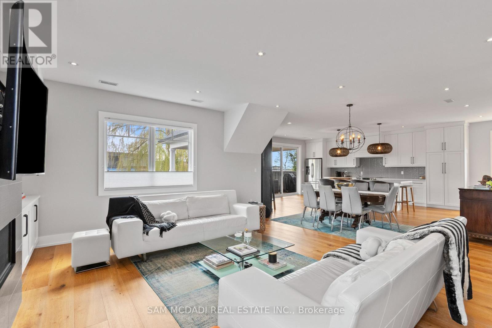 3047 Grenville Drive, Mississauga, ON - Indoor Photo Showing Living Room