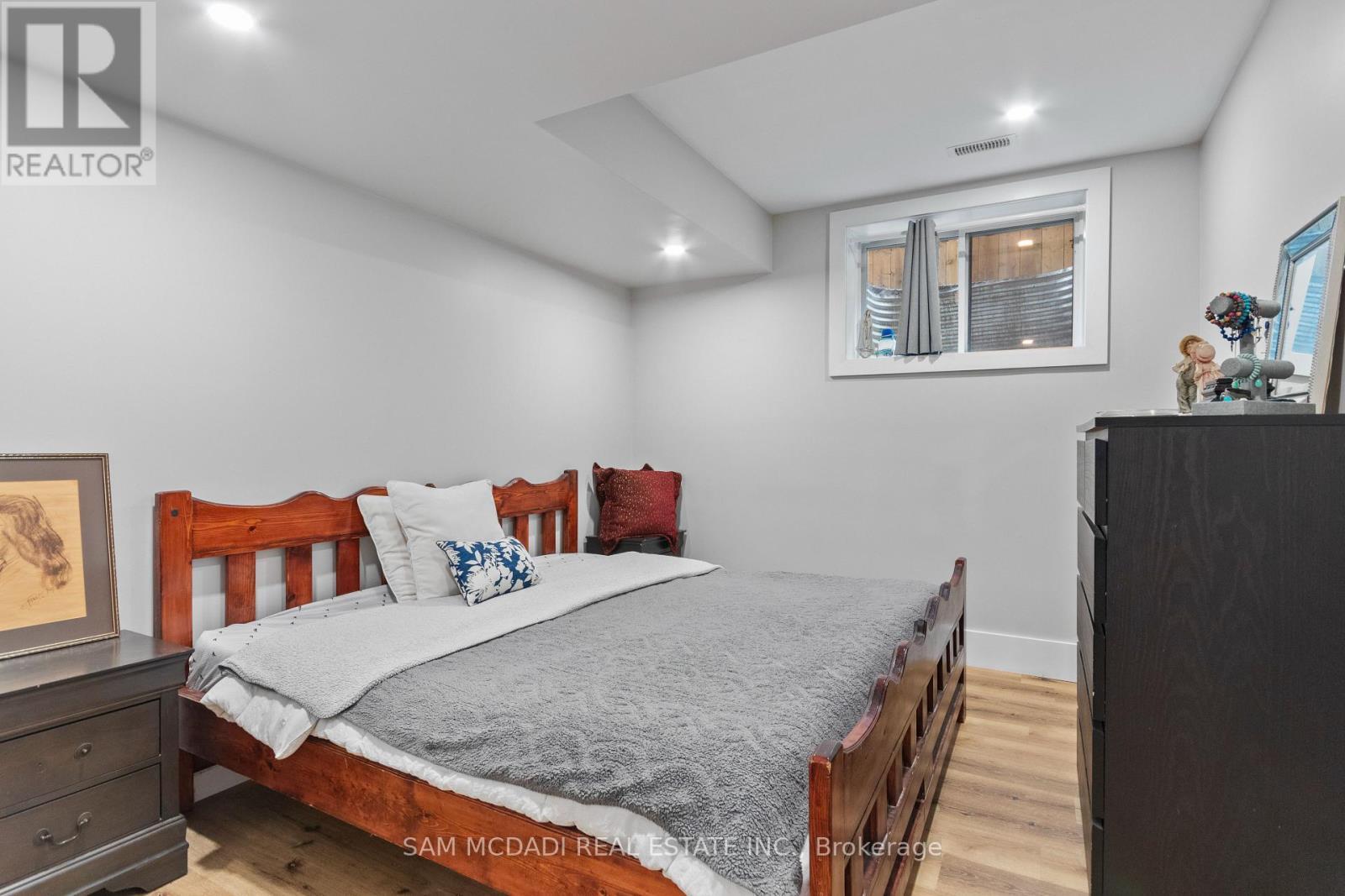 3047 Grenville Drive, Mississauga, ON - Indoor Photo Showing Bedroom