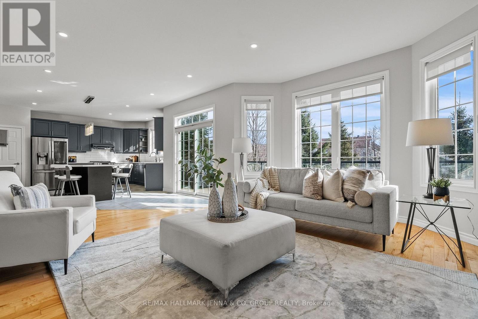 2649 Fallingwater Circle, Ottawa, ON - Indoor Photo Showing Living Room