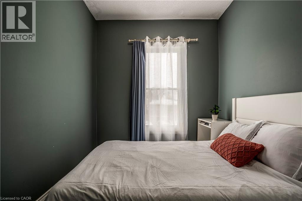51 Tisdale Street N, Hamilton, ON - Indoor Photo Showing Bedroom