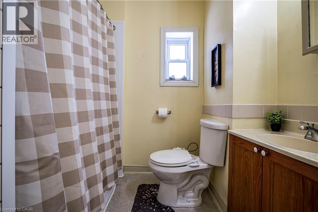 51 Tisdale Street N, Hamilton, ON - Indoor Photo Showing Bathroom