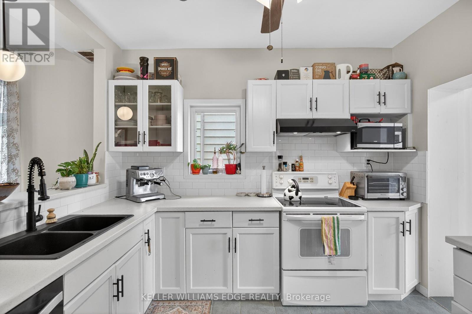 209 Glendale Avenue N, Hamilton, ON - Indoor Photo Showing Kitchen With Double Sink