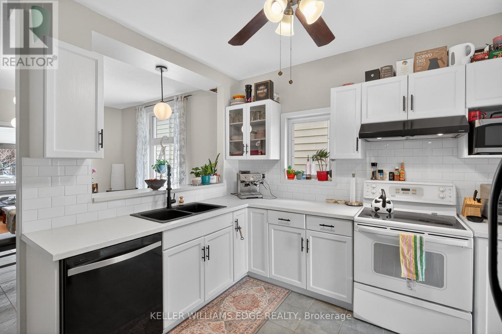 209 Glendale Avenue N, Hamilton, ON - Indoor Photo Showing Kitchen With Double Sink