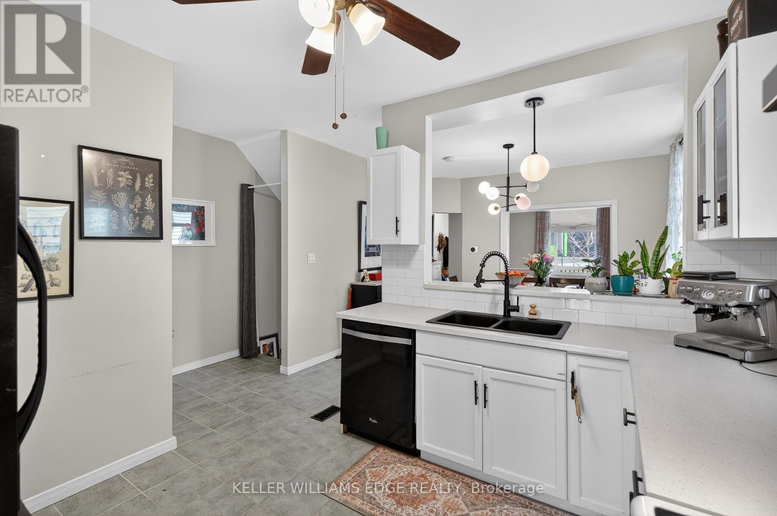 209 Glendale Avenue N, Hamilton, ON - Indoor Photo Showing Kitchen With Double Sink