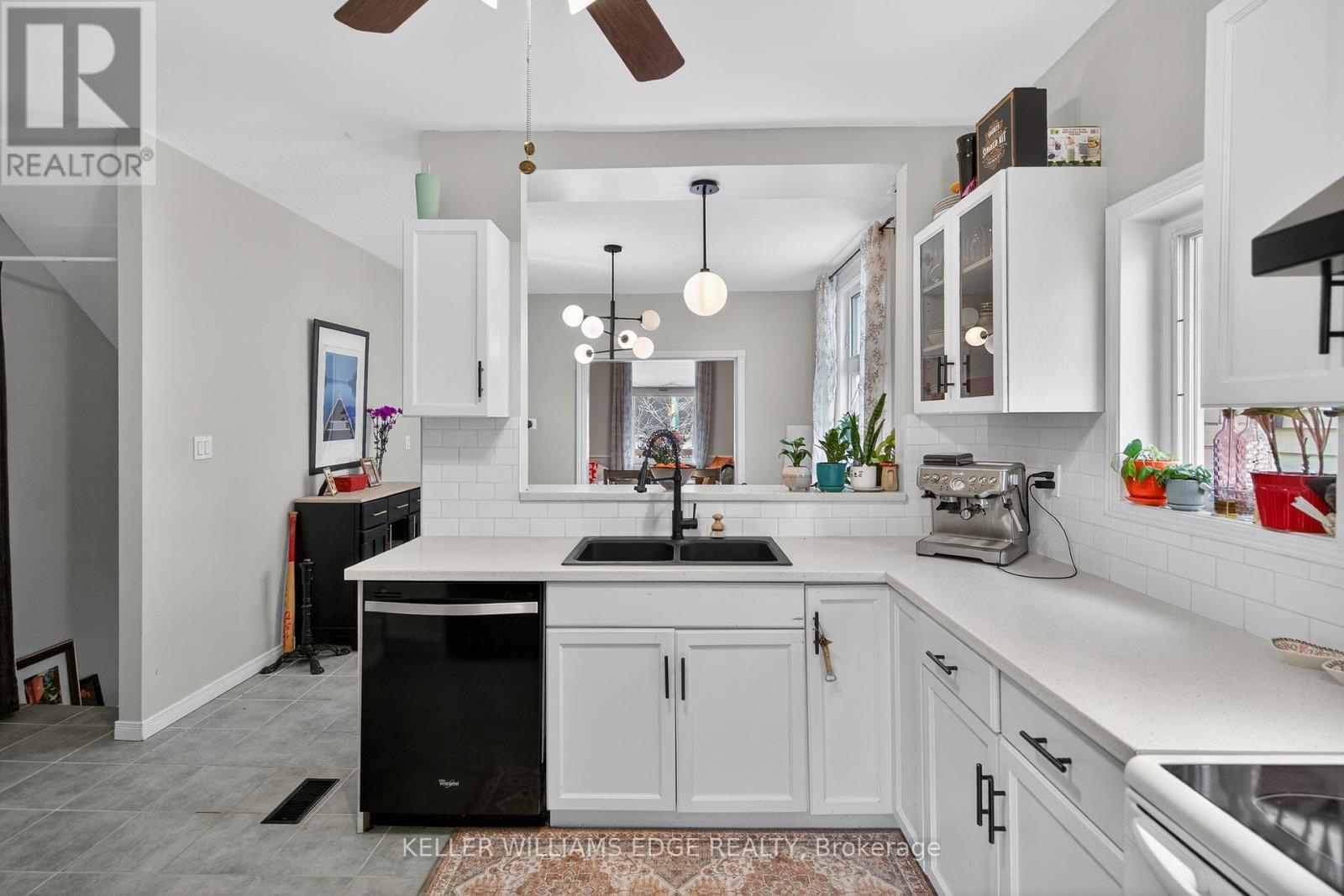 209 Glendale Avenue N, Hamilton, ON - Indoor Photo Showing Kitchen With Double Sink