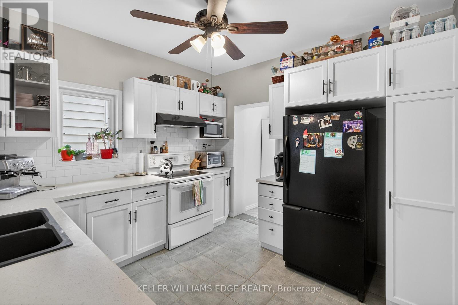 209 Glendale Avenue N, Hamilton, ON - Indoor Photo Showing Kitchen With Double Sink