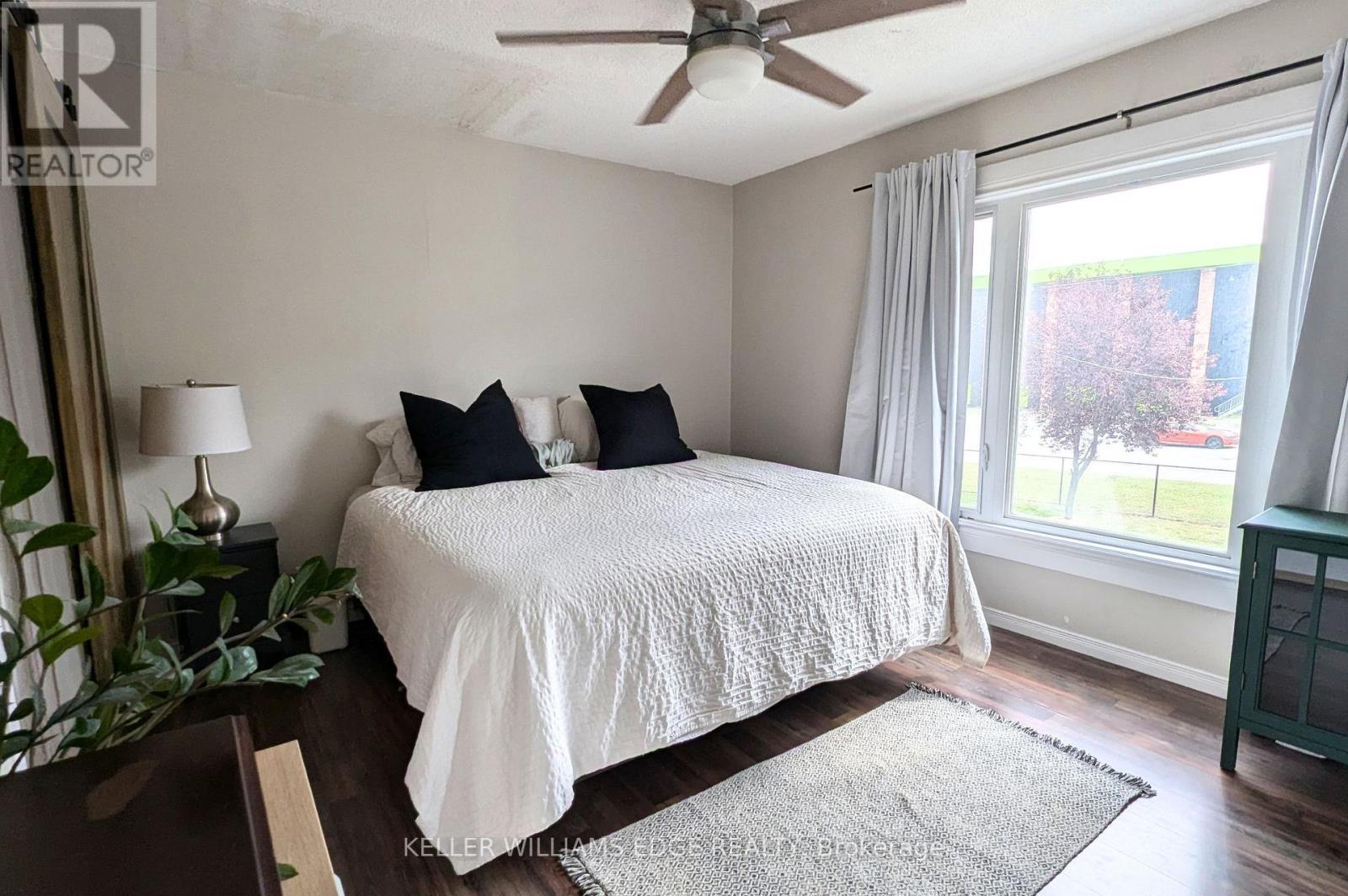 209 Glendale Avenue N, Hamilton, ON - Indoor Photo Showing Bedroom