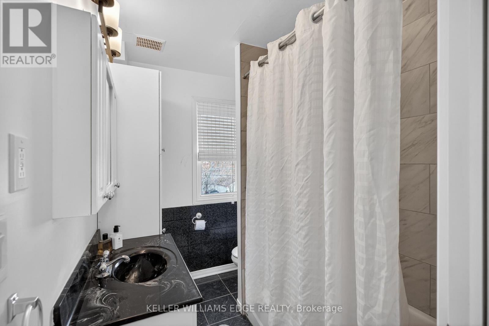209 Glendale Avenue N, Hamilton, ON - Indoor Photo Showing Bathroom
