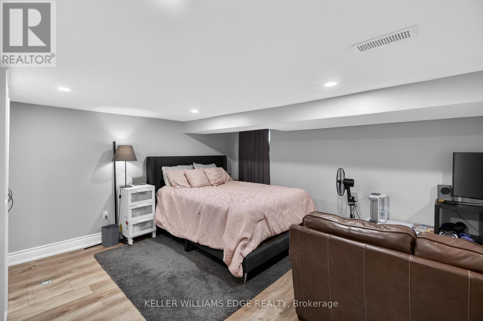 209 Glendale Avenue N, Hamilton, ON - Indoor Photo Showing Bedroom
