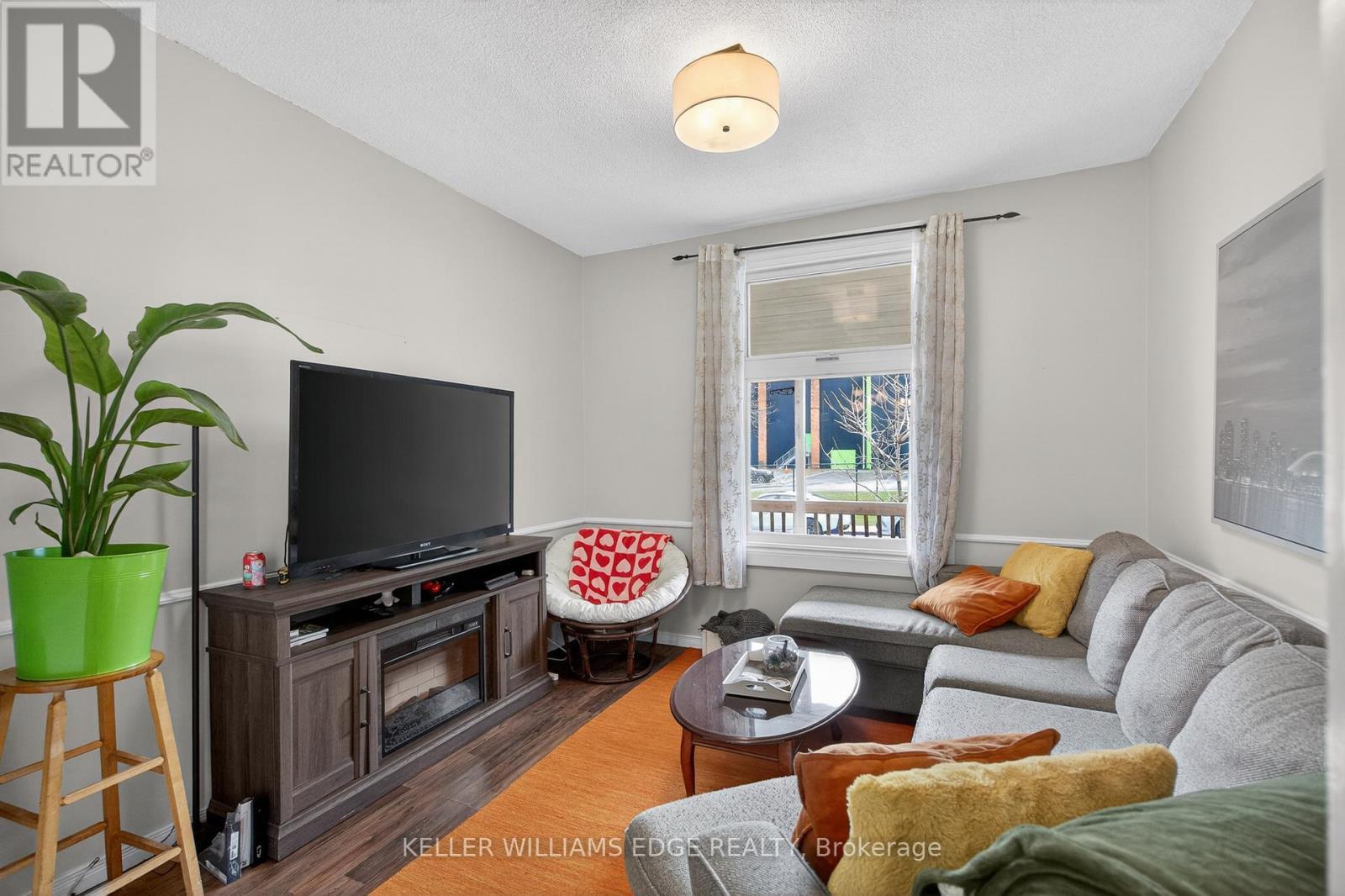 209 Glendale Avenue N, Hamilton, ON - Indoor Photo Showing Living Room