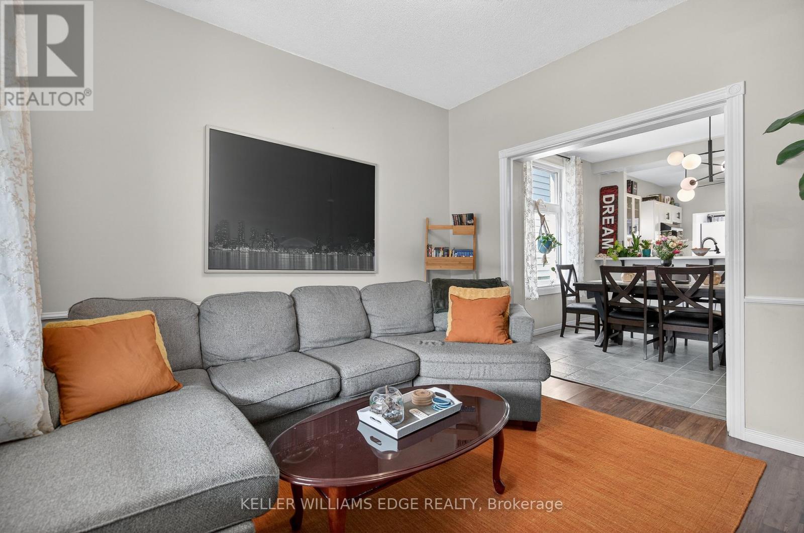 209 Glendale Avenue N, Hamilton, ON - Indoor Photo Showing Living Room