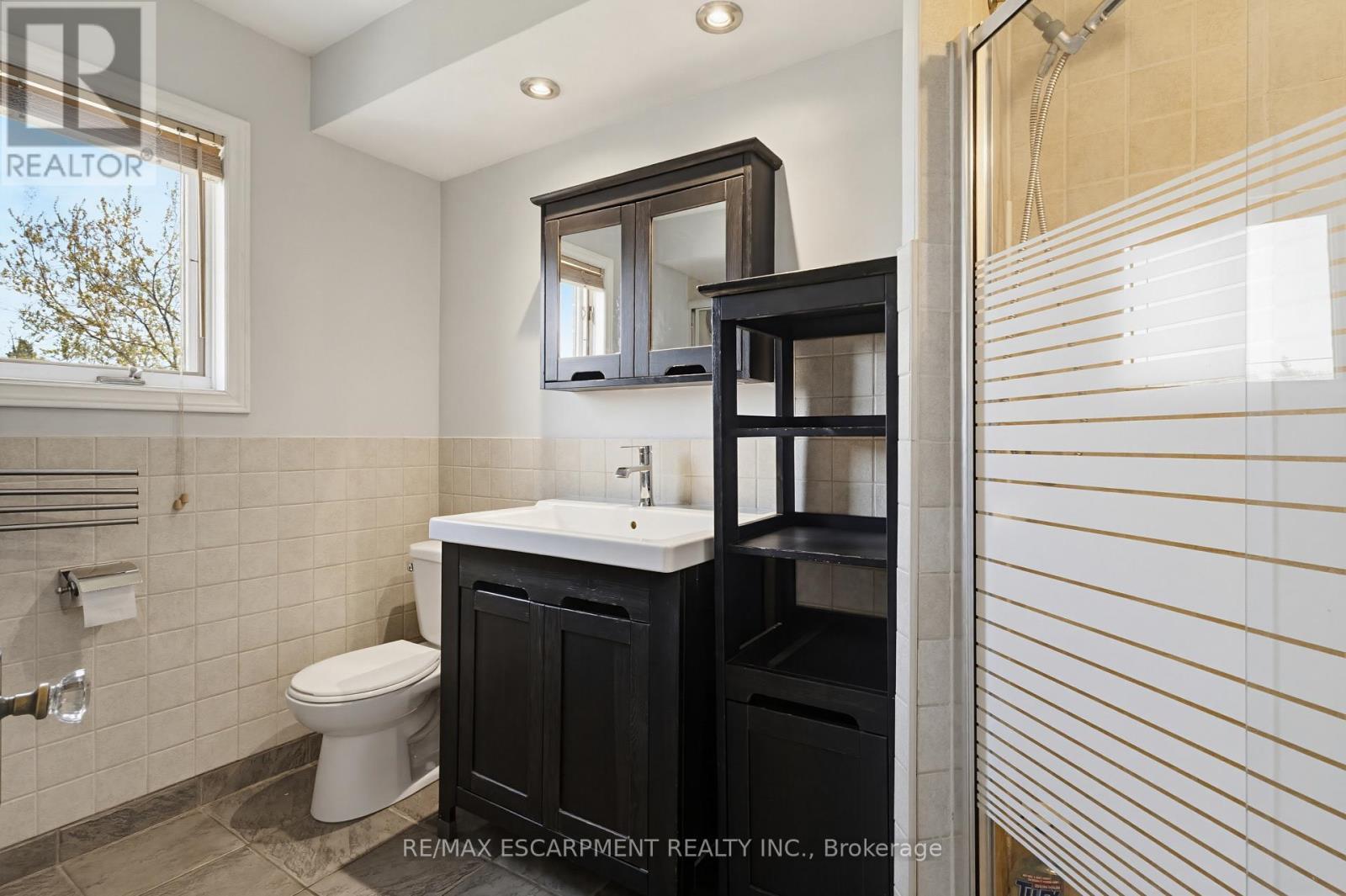 84 South Oval, Hamilton, ON - Indoor Photo Showing Bathroom