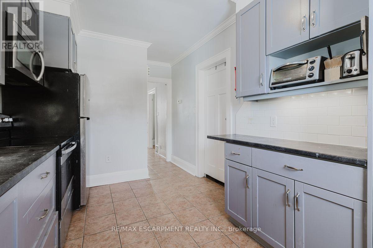84 South Oval, Hamilton, ON - Indoor Photo Showing Kitchen