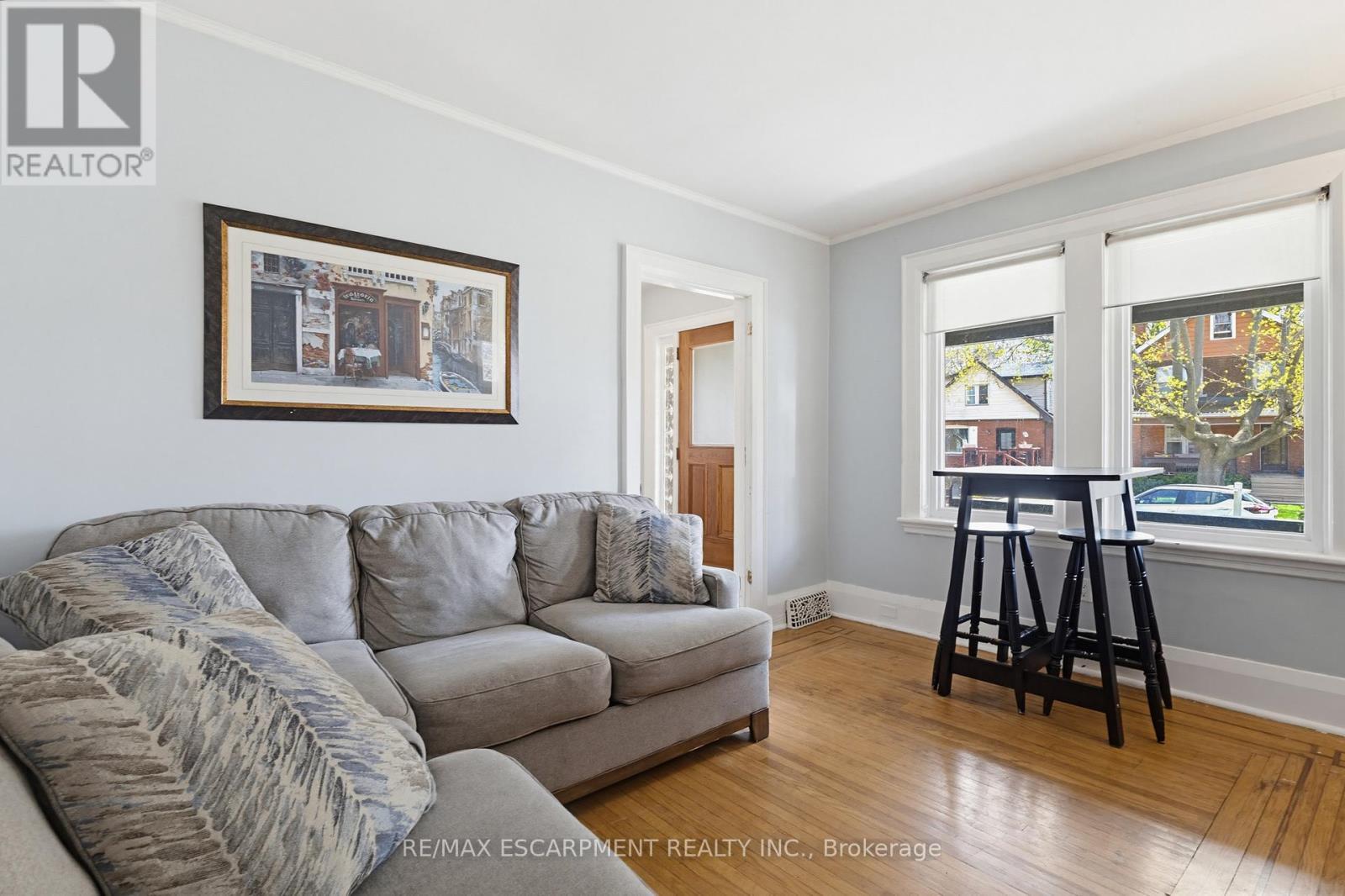 84 South Oval, Hamilton, ON - Indoor Photo Showing Living Room