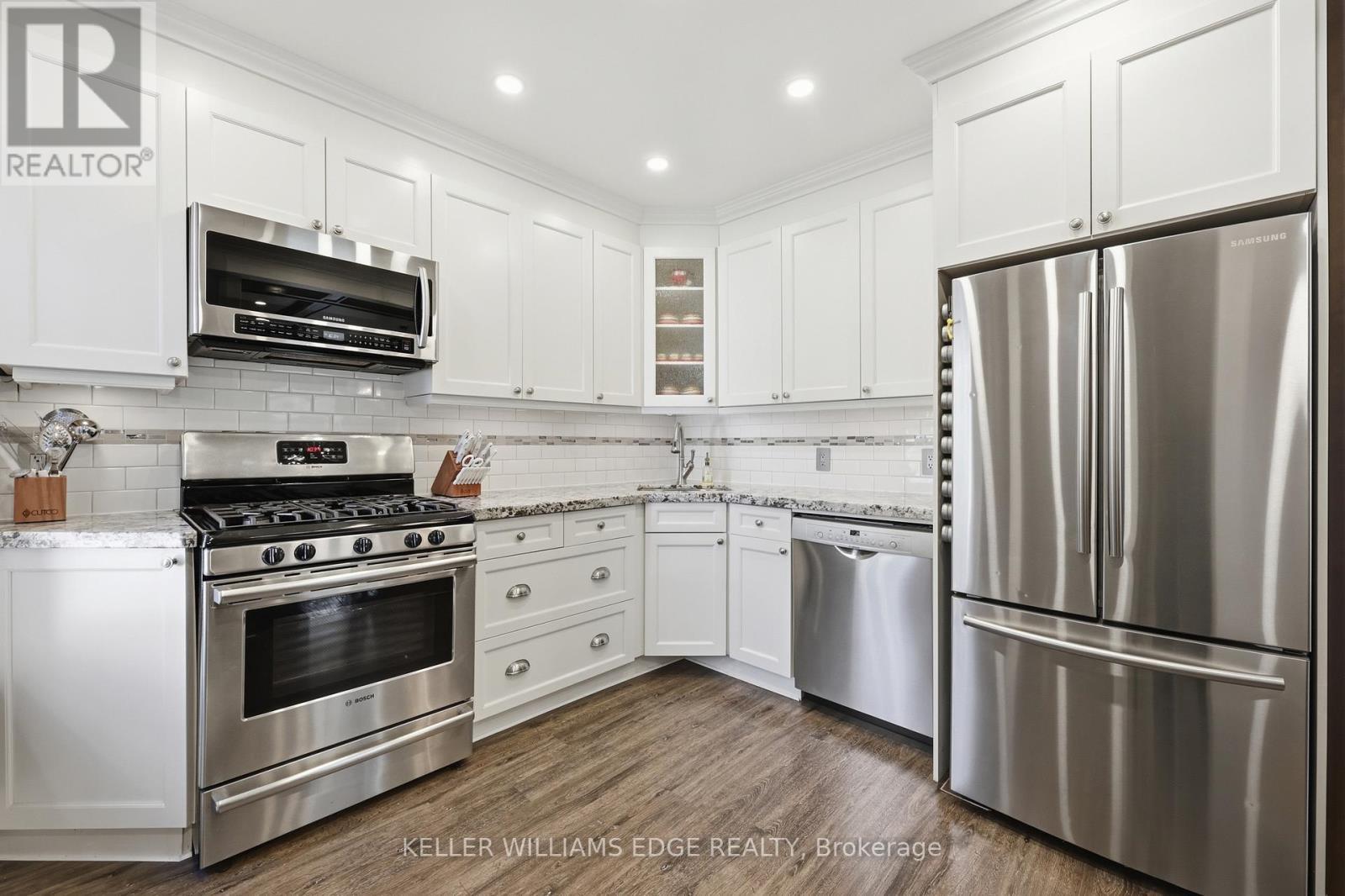 74 Graham Avenue S, Hamilton, ON - Indoor Photo Showing Kitchen With Upgraded Kitchen