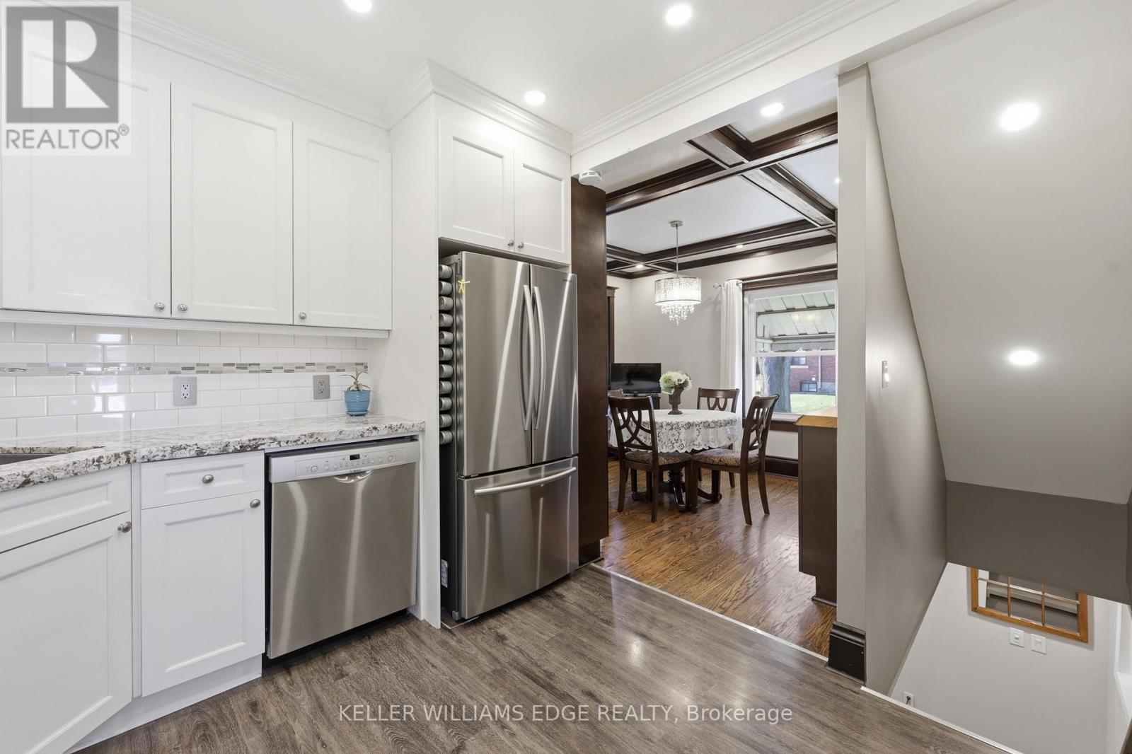 74 Graham Avenue S, Hamilton, ON - Indoor Photo Showing Kitchen With Upgraded Kitchen