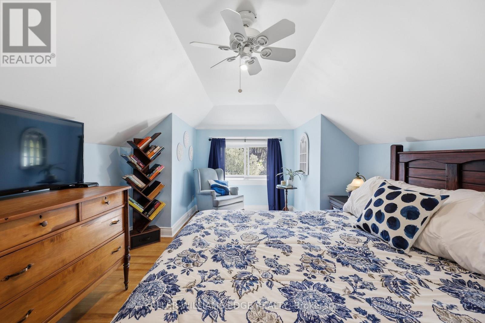 74 Graham Avenue S, Hamilton, ON - Indoor Photo Showing Bedroom