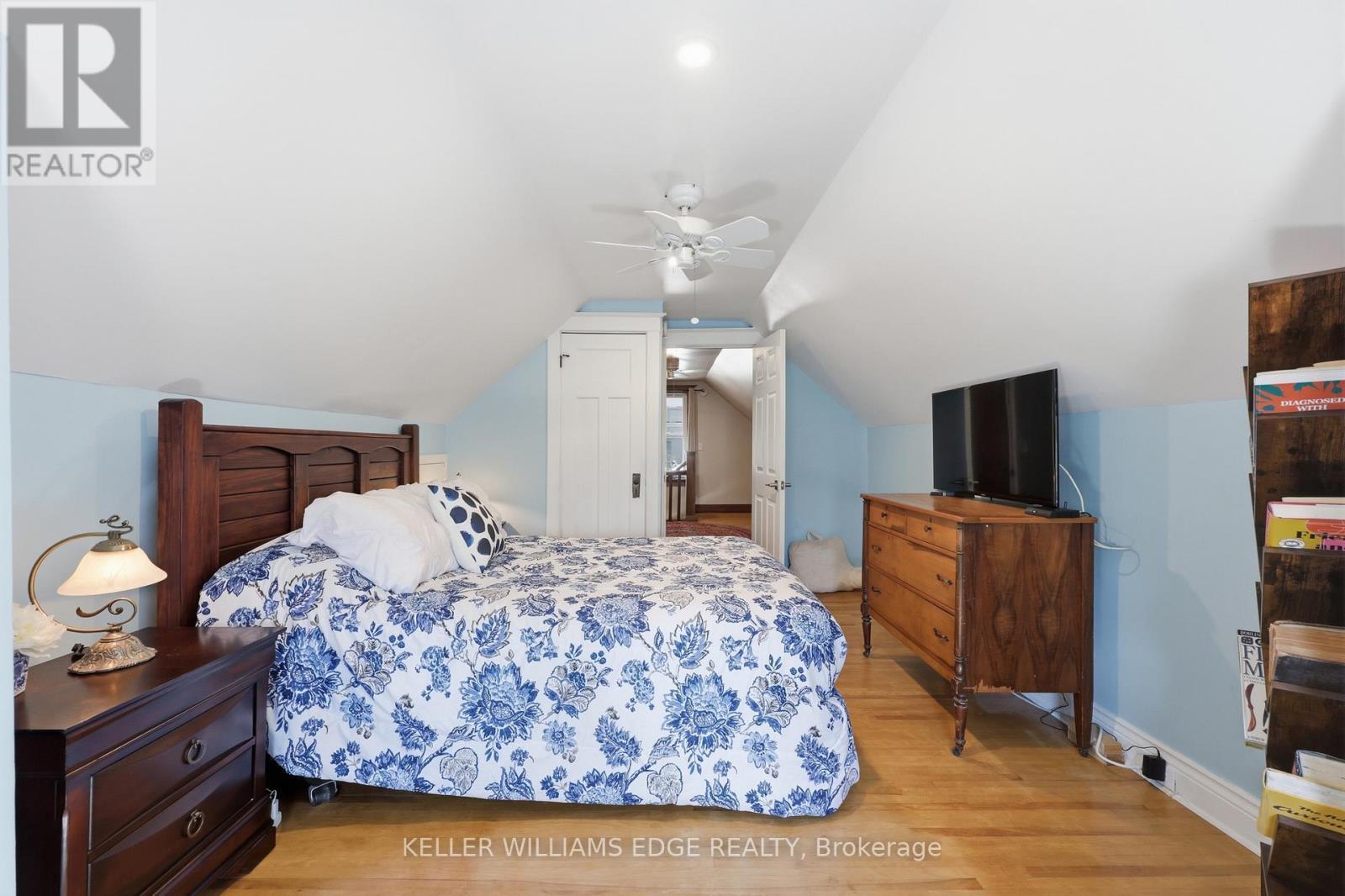 74 Graham Avenue S, Hamilton, ON - Indoor Photo Showing Bedroom