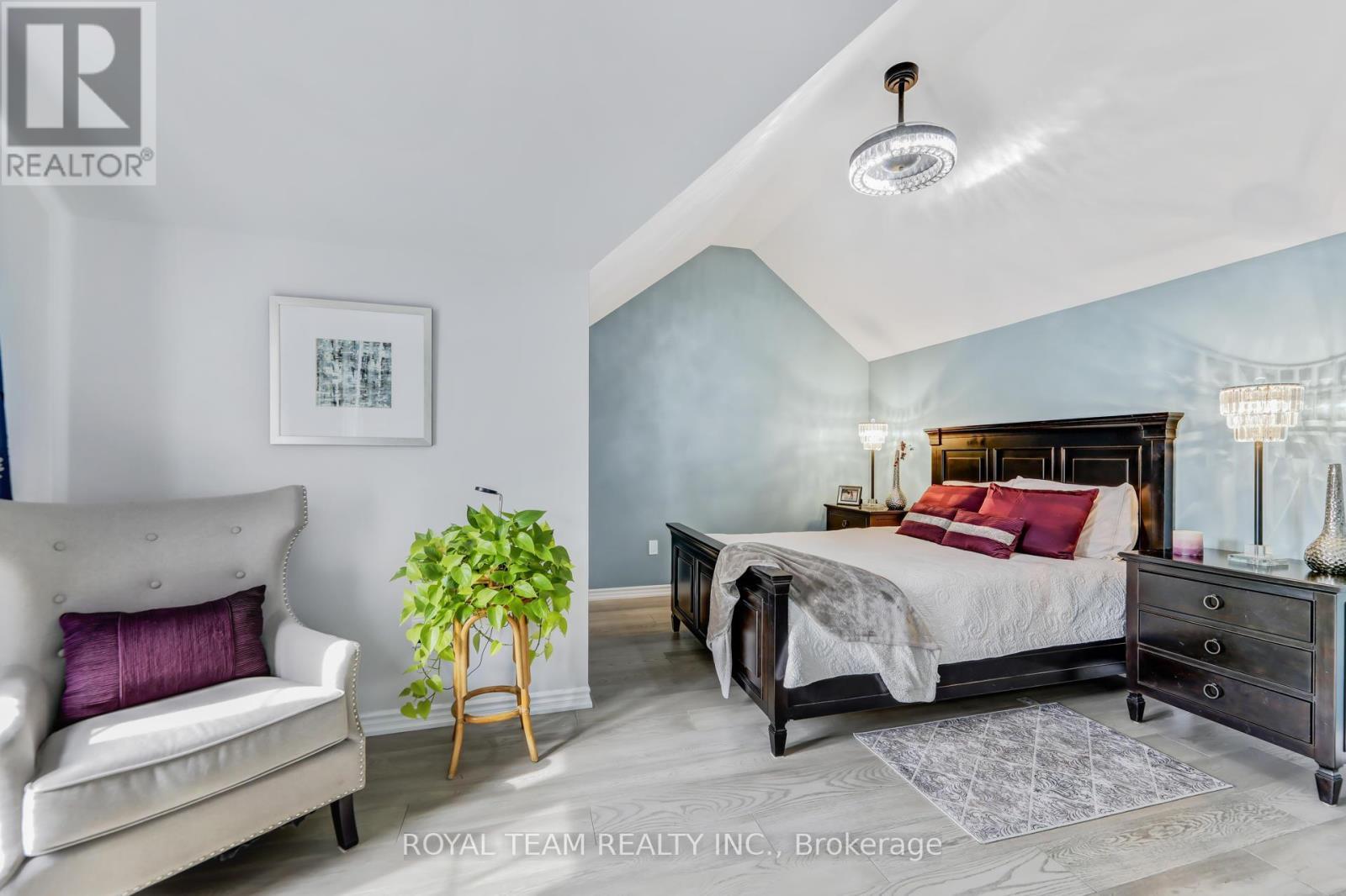 25 Thompson Way, Springwater, ON - Indoor Photo Showing Bedroom