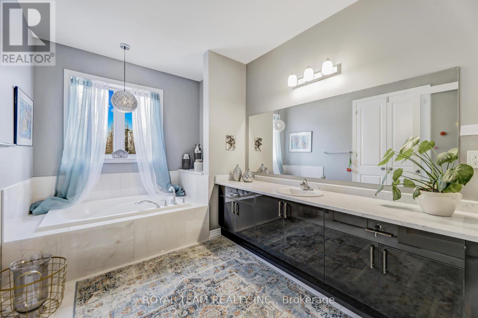 25 Thompson Way, Springwater, ON - Indoor Photo Showing Bathroom