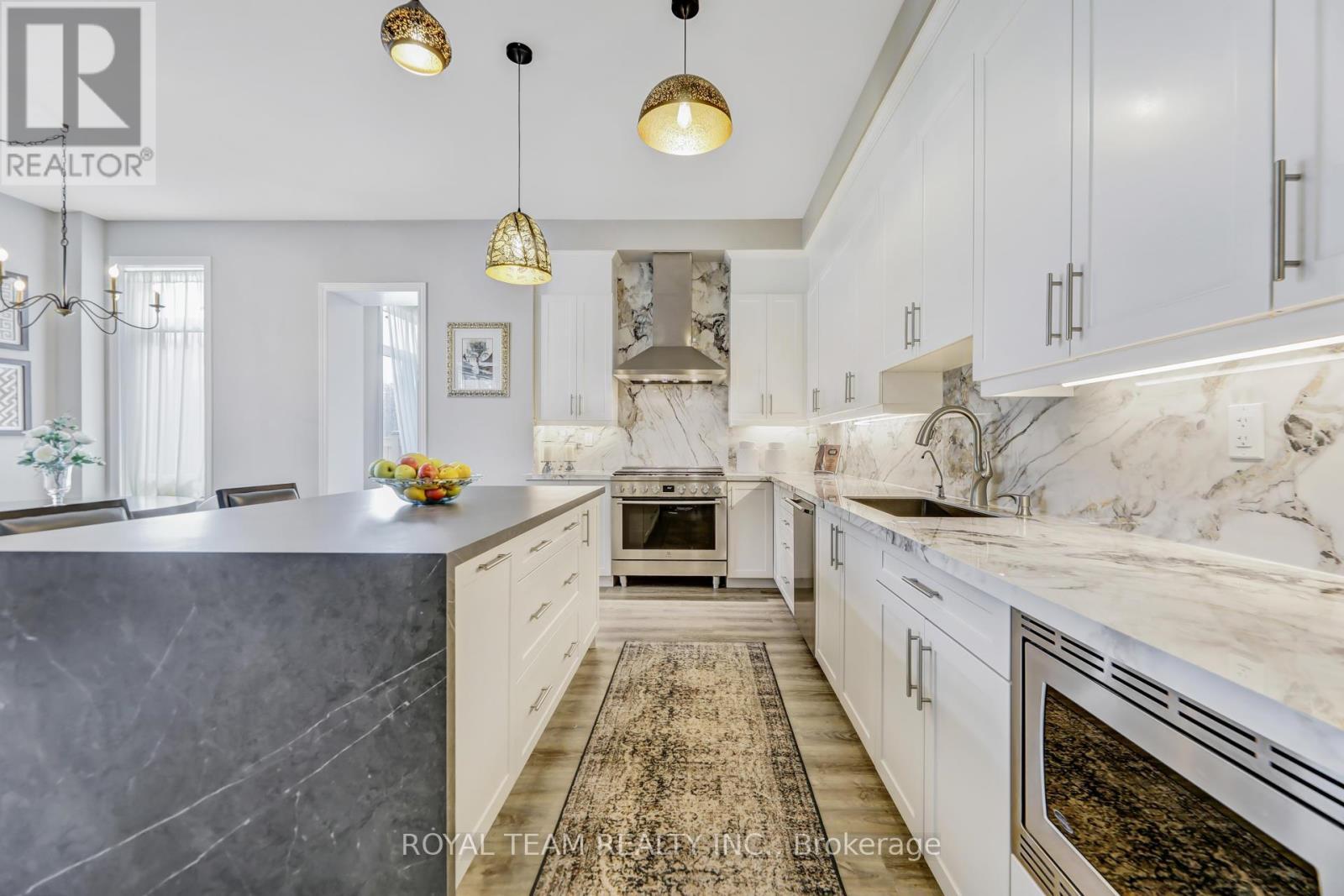 25 Thompson Way, Springwater, ON - Indoor Photo Showing Kitchen With Upgraded Kitchen