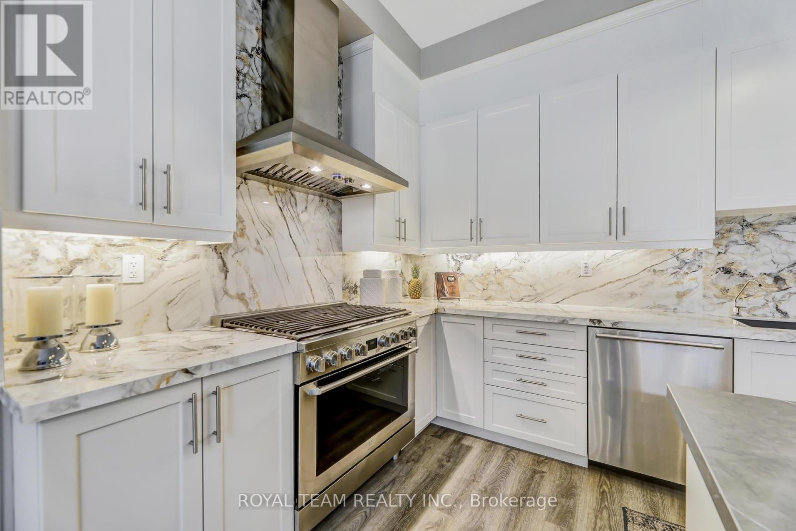 25 Thompson Way, Springwater, ON - Indoor Photo Showing Kitchen With Stainless Steel Kitchen With Upgraded Kitchen