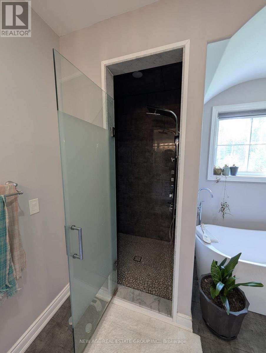 9031 Sideroad 17, Erin, ON - Indoor Photo Showing Bathroom