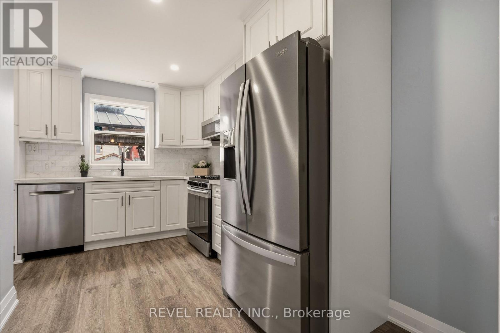 14 Mars Avenue, Hamilton, ON - Indoor Photo Showing Kitchen