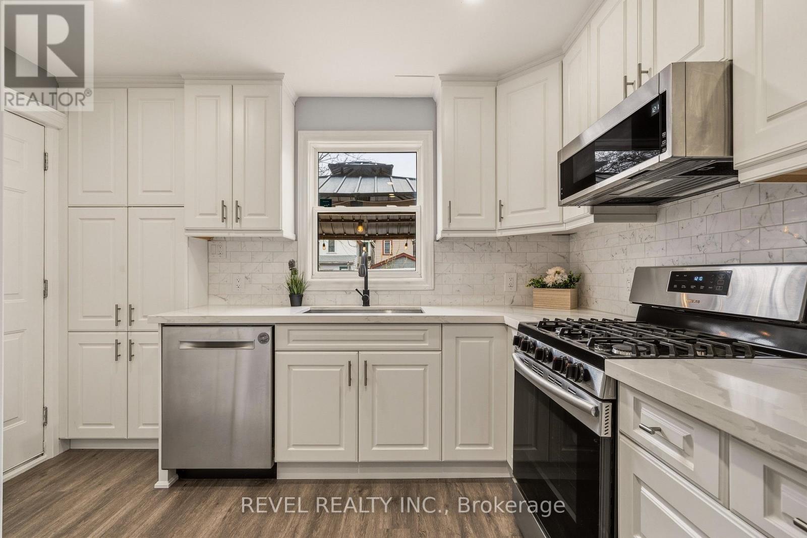 14 Mars Avenue, Hamilton, ON - Indoor Photo Showing Kitchen With Upgraded Kitchen