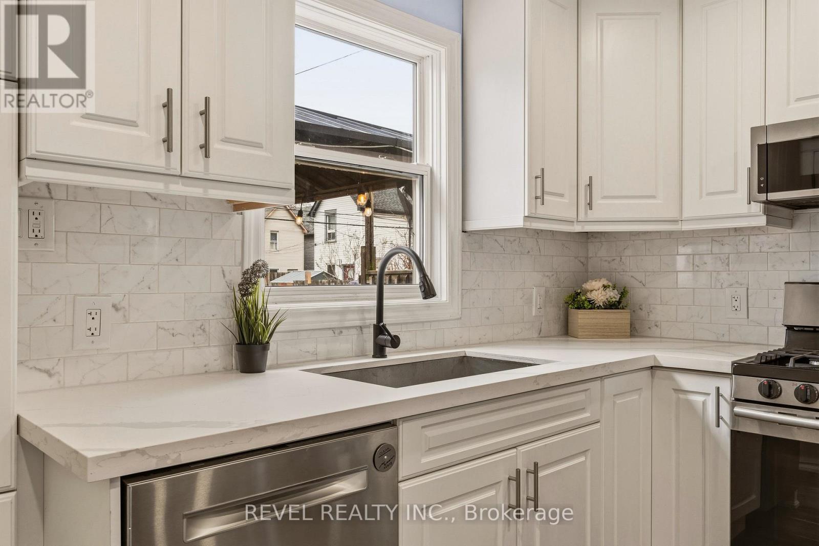 14 Mars Avenue, Hamilton, ON - Indoor Photo Showing Kitchen