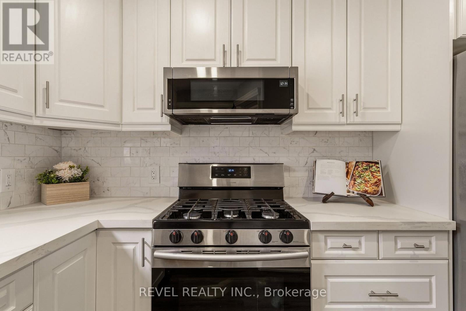 14 Mars Avenue, Hamilton, ON - Indoor Photo Showing Kitchen
