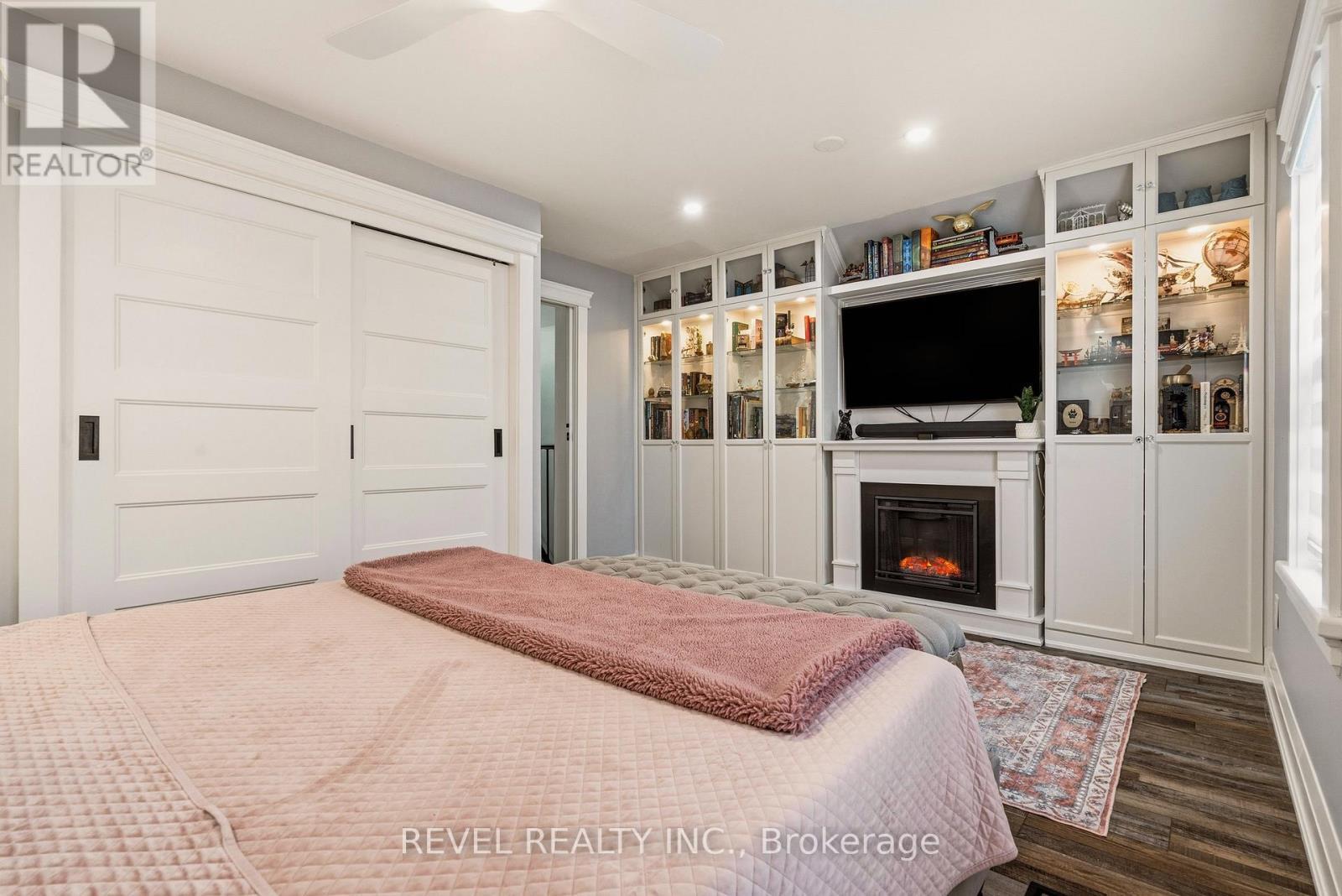 14 Mars Avenue, Hamilton, ON - Indoor Photo Showing Bedroom