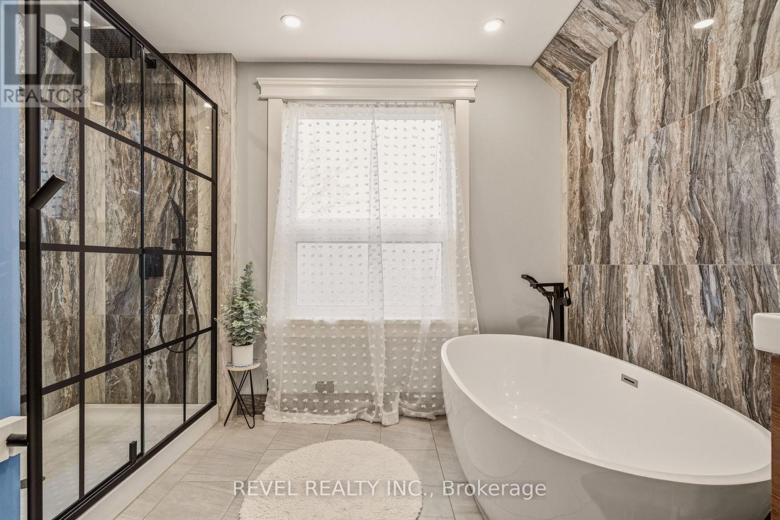 14 Mars Avenue, Hamilton, ON - Indoor Photo Showing Bathroom