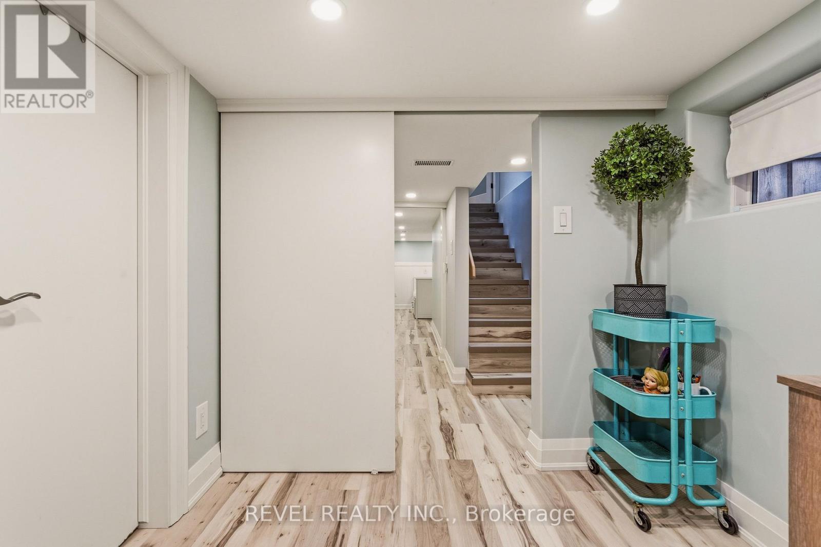 14 Mars Avenue, Hamilton, ON - Indoor Photo Showing Other Room