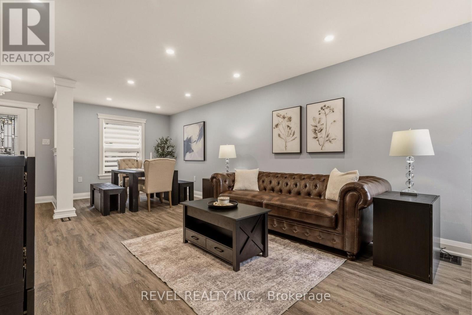 14 Mars Avenue, Hamilton, ON - Indoor Photo Showing Living Room