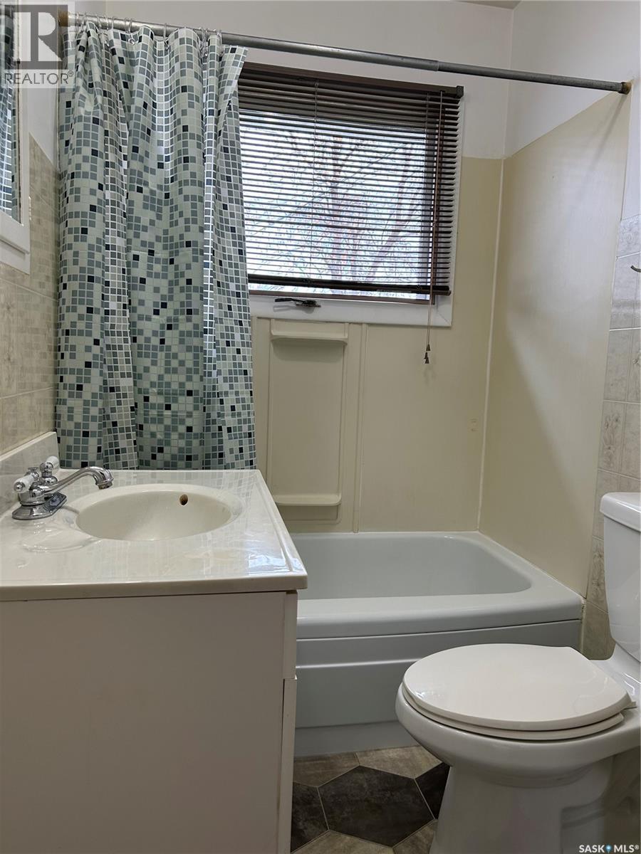 1809 2Nd Street, Estevan, SK - Indoor Photo Showing Bathroom