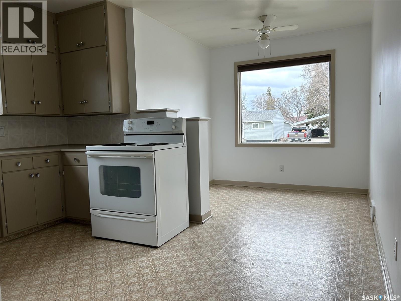 1809 2Nd Street, Estevan, SK - Indoor Photo Showing Kitchen