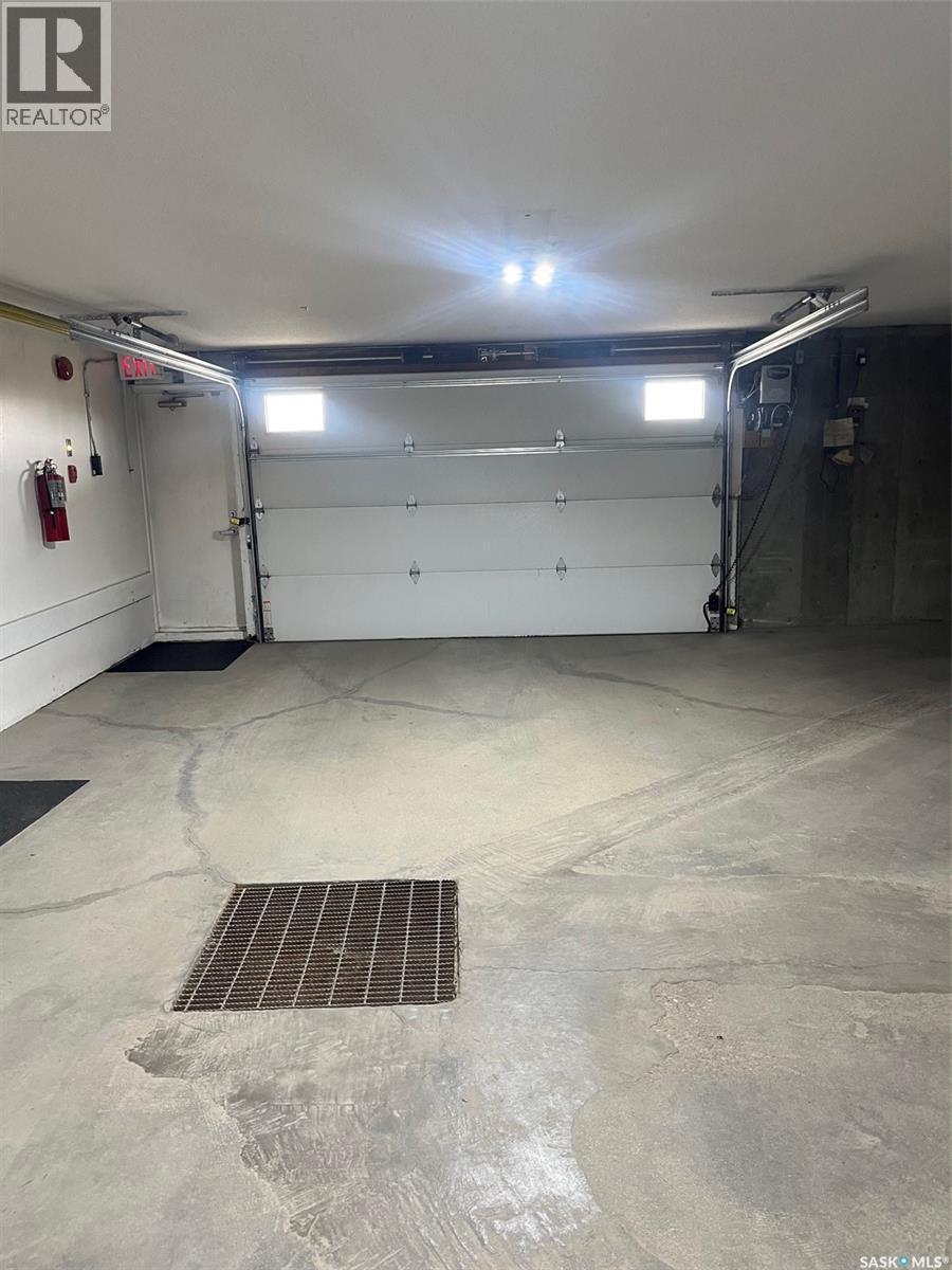 304 408 Heritage Drive, Estevan, SK - Indoor Photo Showing Garage