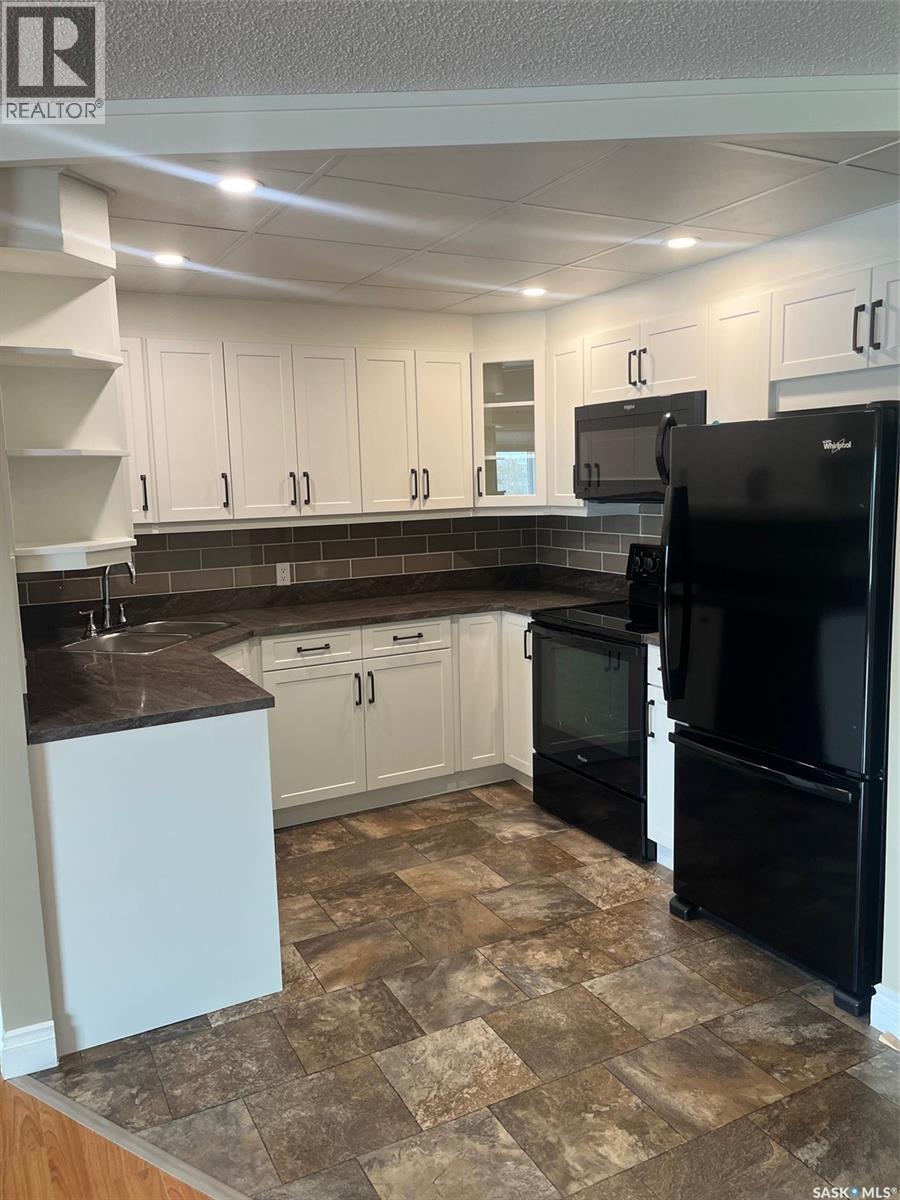 304 408 Heritage Drive, Estevan, SK - Indoor Photo Showing Kitchen