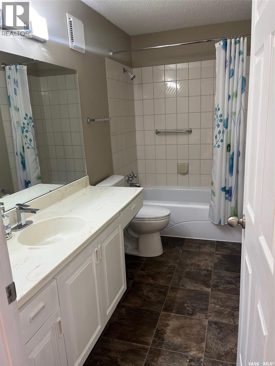304 408 Heritage Drive, Estevan, SK - Indoor Photo Showing Bathroom