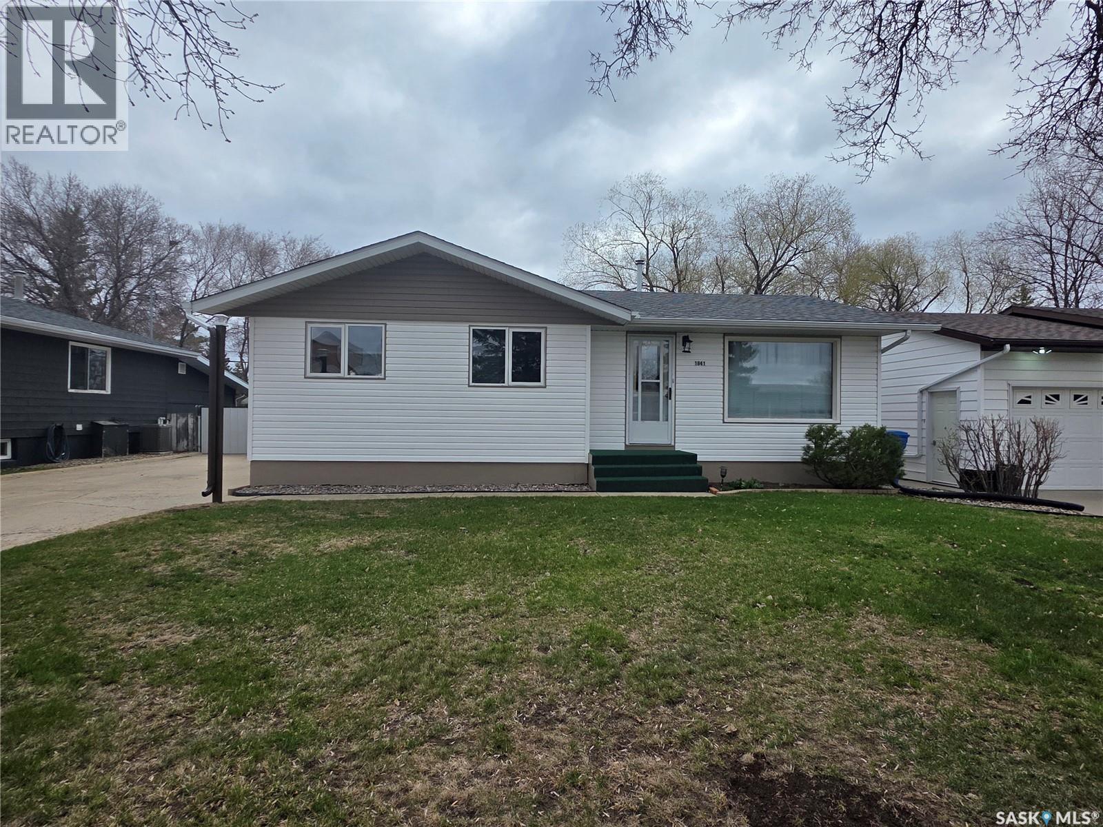 1841 Gibbs Road, Estevan, SK - Outdoor
