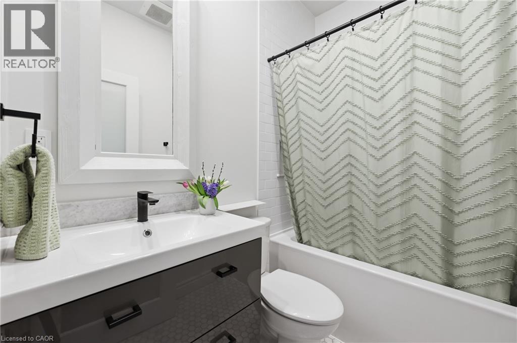 252 King Street W, Hamilton, ON - Indoor Photo Showing Bathroom